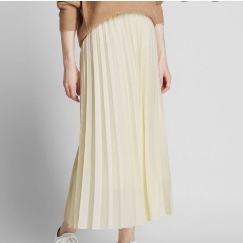 Uniqlo off white pleated maxi skirt